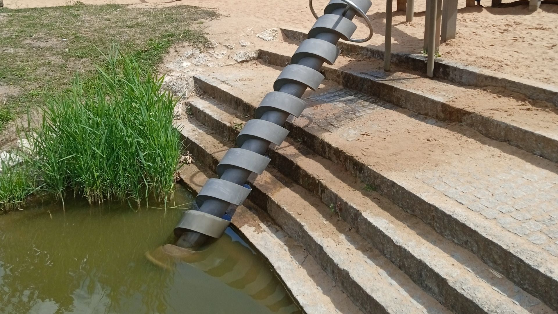 File:Archimedes' screw Pleinfeld.jpg