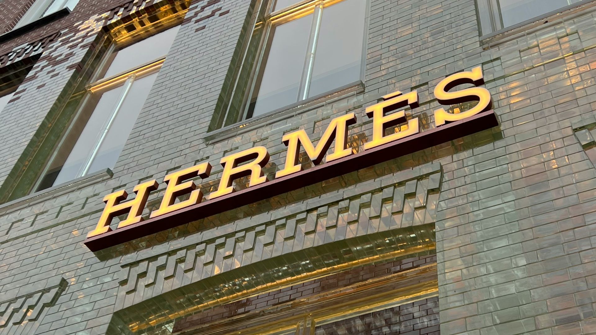 a building that has a sign on the front of it