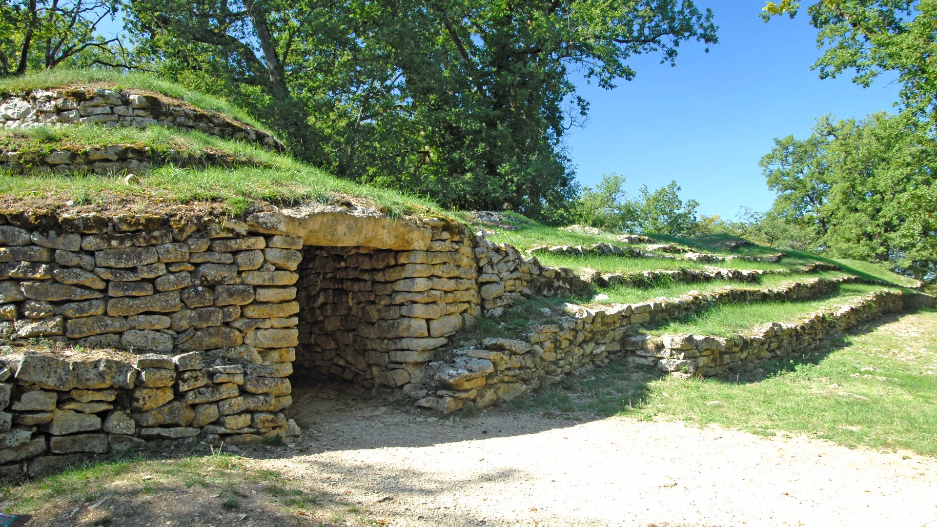 File:Tumulus Bougon9.jpg
