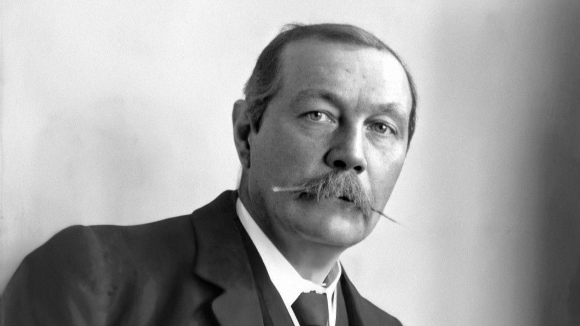 File:Arthur Conan Doyle by Walter Benington, 1914.png
