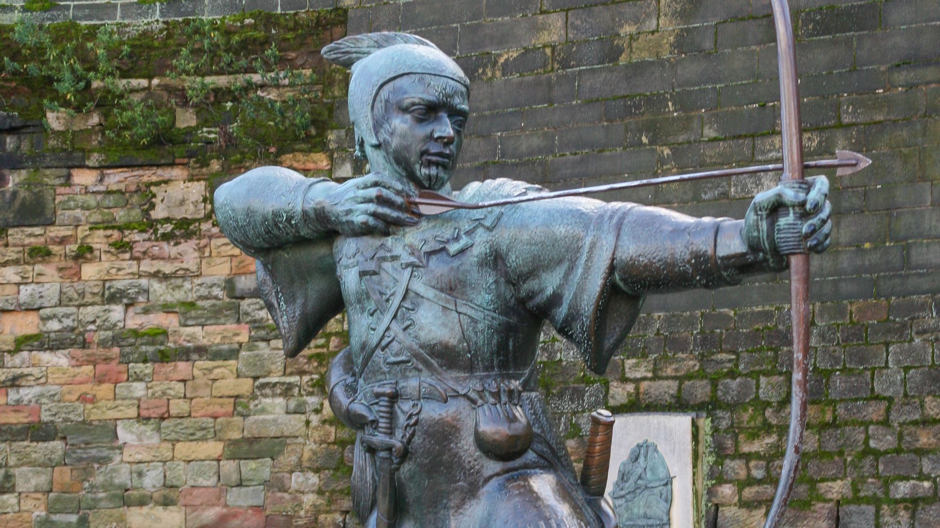 File:Robin Hood statue, Nottingham Castle 1.jpg