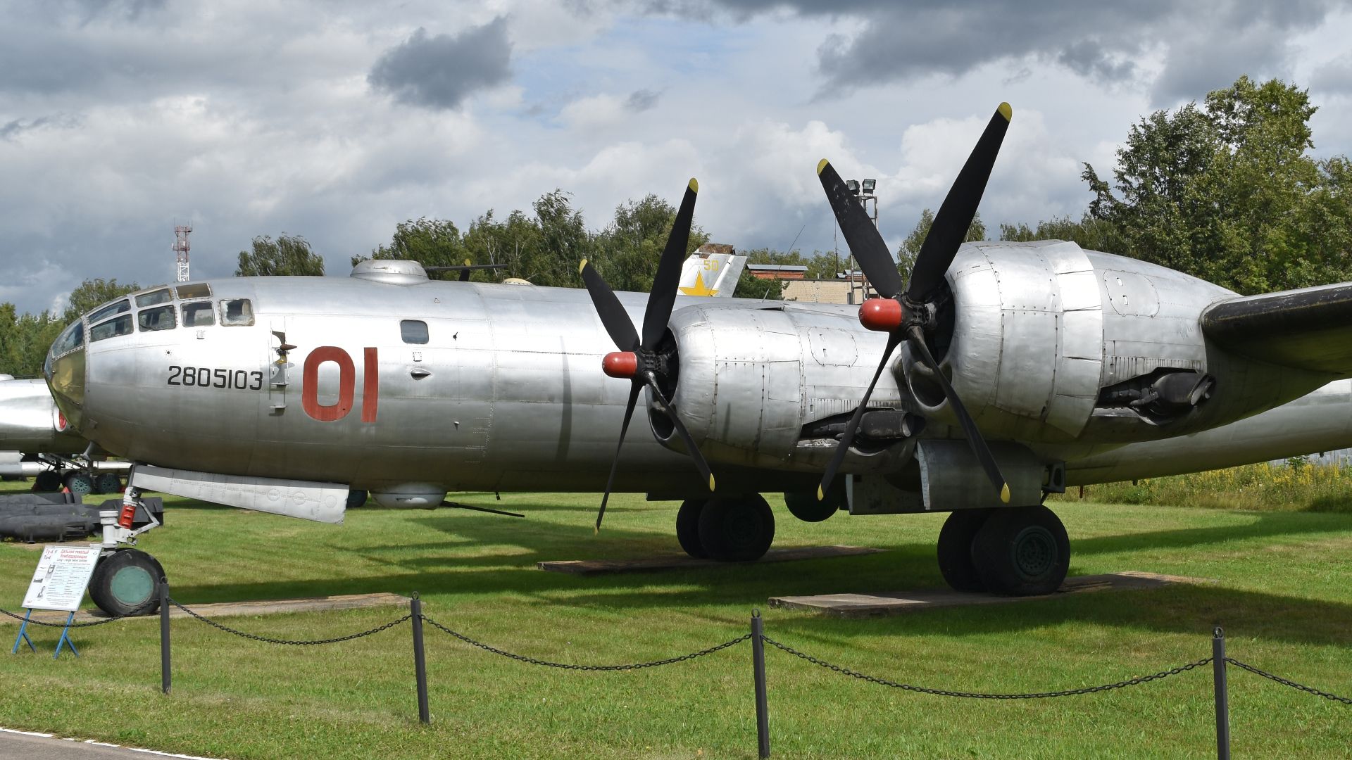 File:Tupolev Tu-4 ’01 red’ (38606467515).jpg