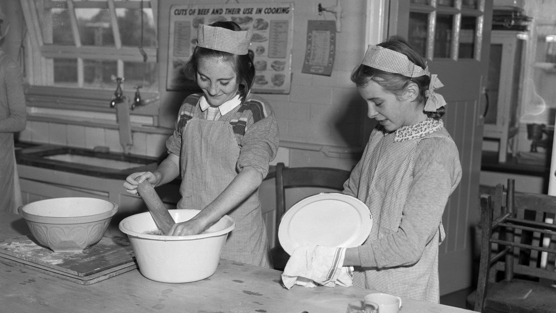 File:Girls of Ifton Heath School learn Domestic Science skills (1455382).jpg