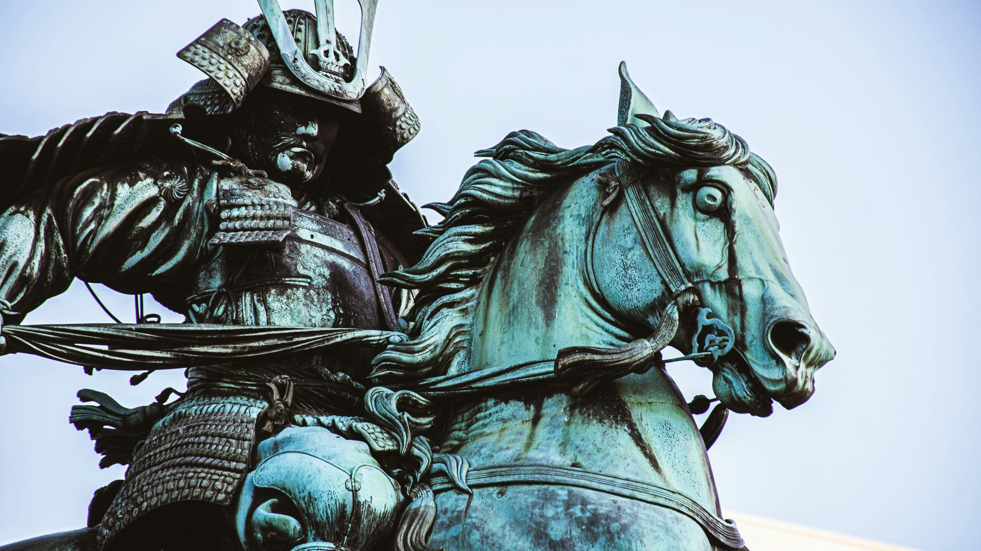 man riding horse statue during daytime