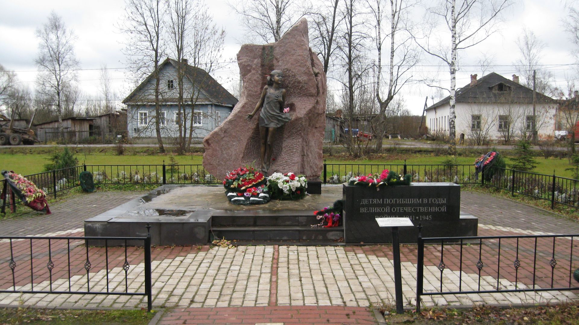 File:Памятник детям, погибшим во время ВОВ.JPG