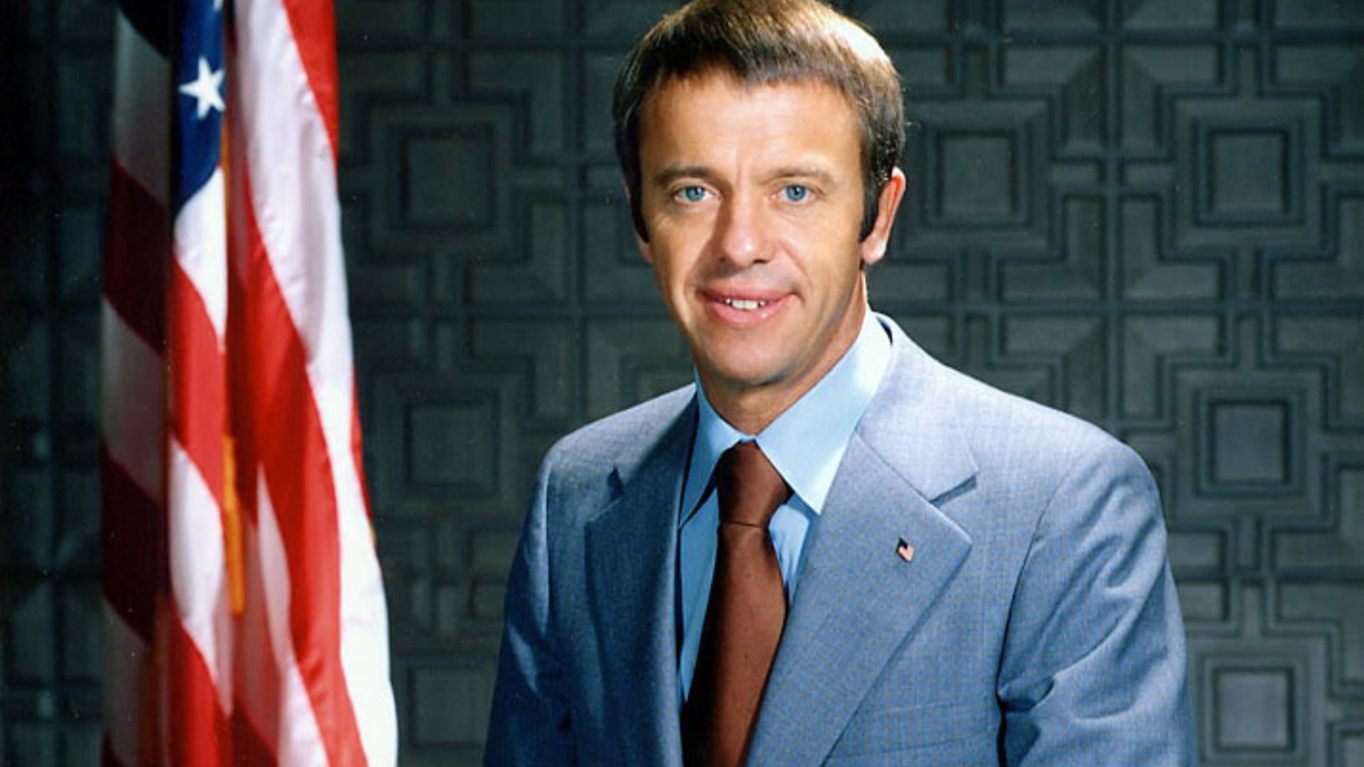 File:Business suit portrait of Al Shepard.jpg
