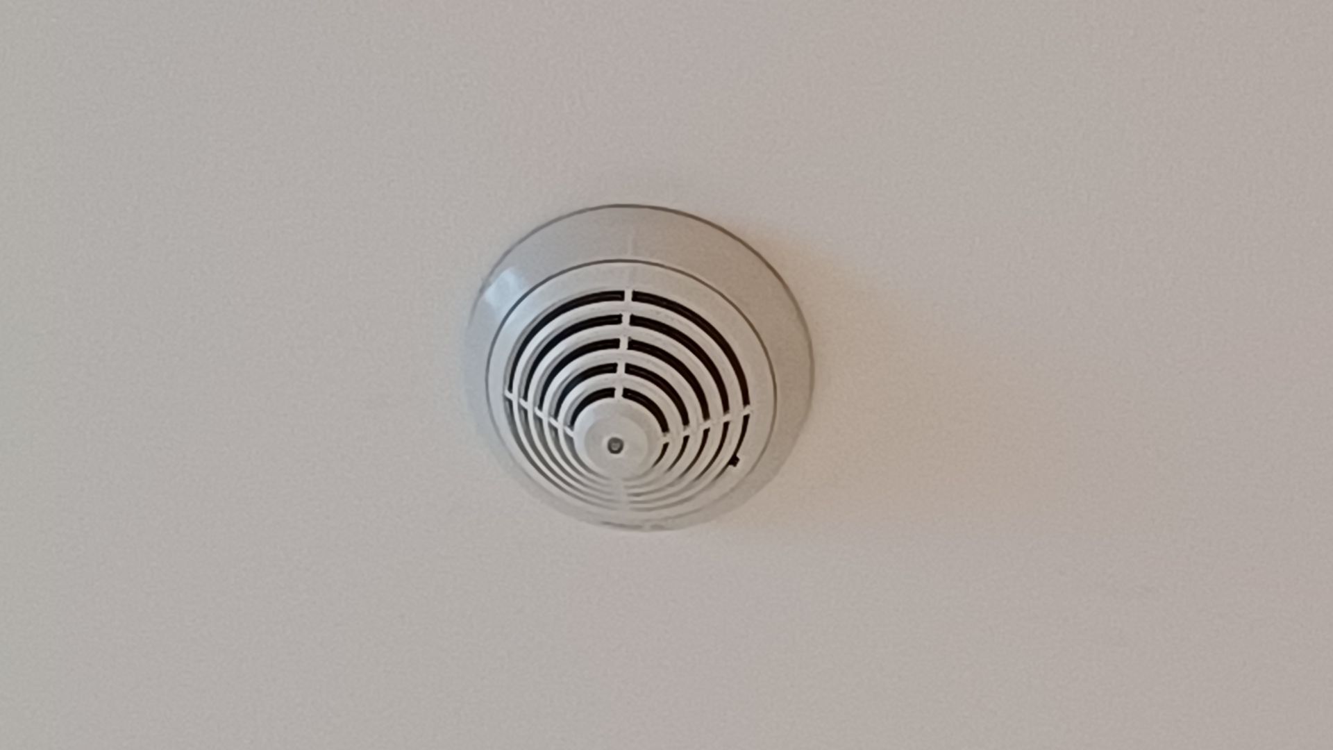 File:Smoke detector at Gateway Hotel.jpg