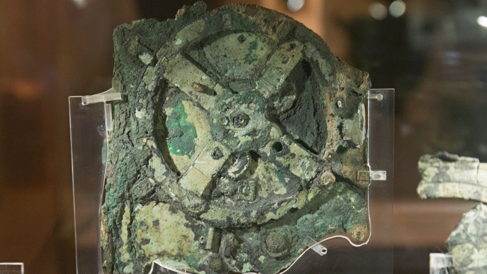 File:Mechanism of Antikythera, 150-100 BC, NAMA, 191435.jpg