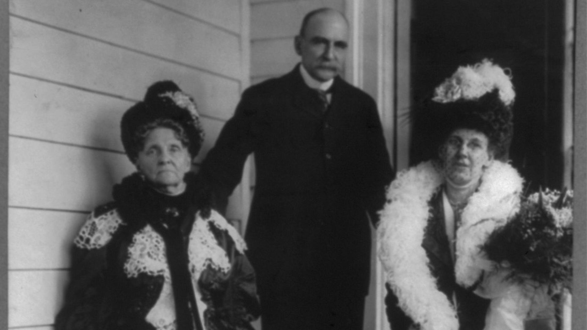 File:Matthew Astor standing on porch behind his wife and Hetty Green LCCN2002715419.jpg