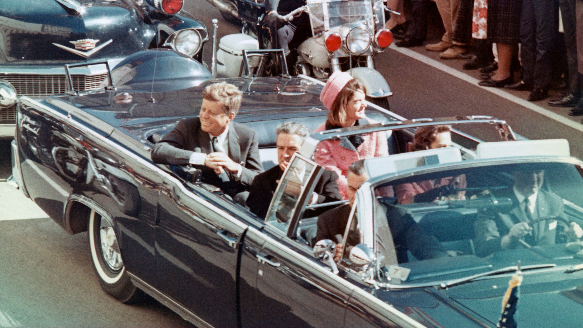 File:JFK Motorcade GettyImages-517330536.jpg