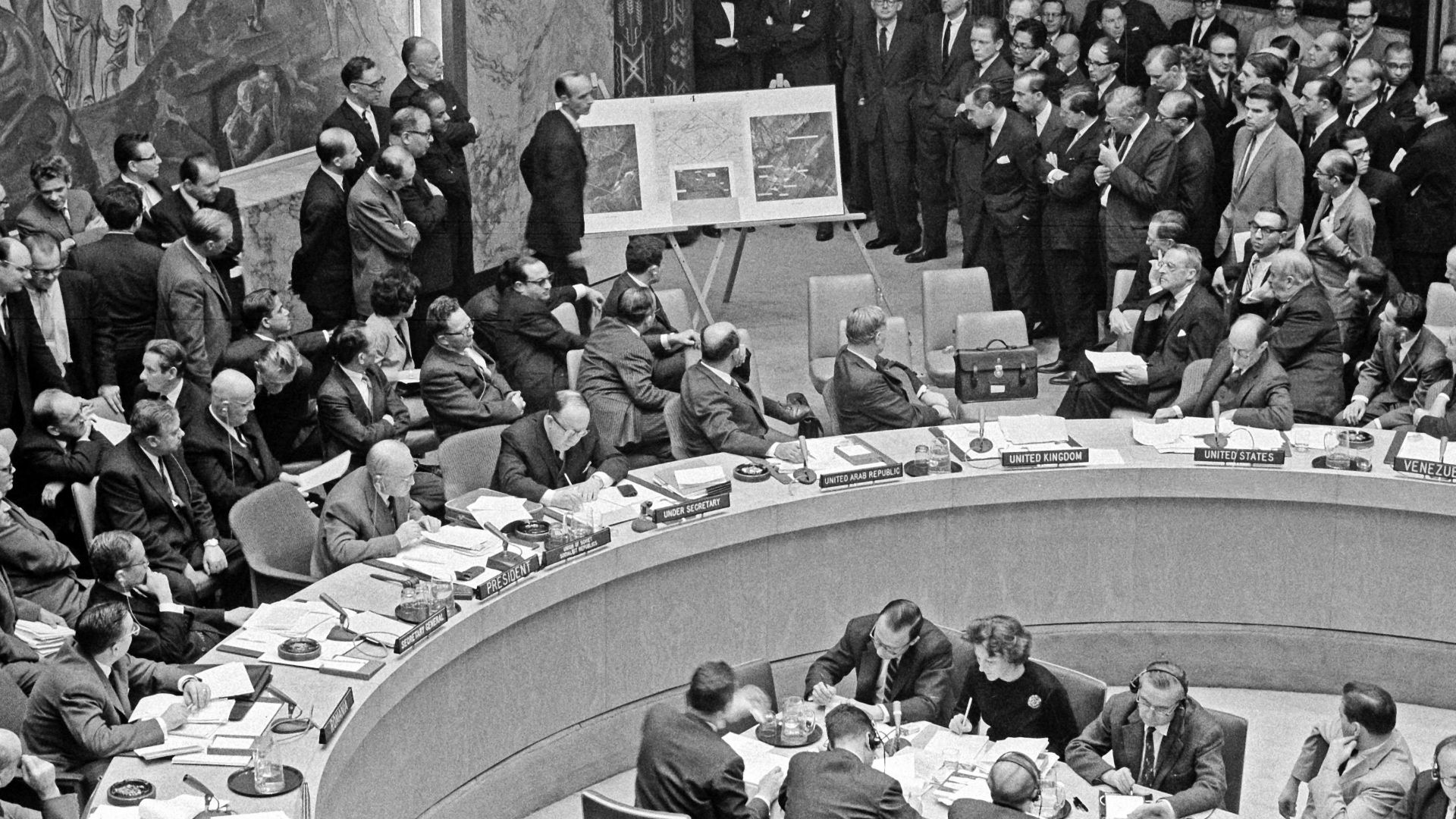File:Adlai Stevenson shows missiles to UN Security Council with David Parker standing.jpg
