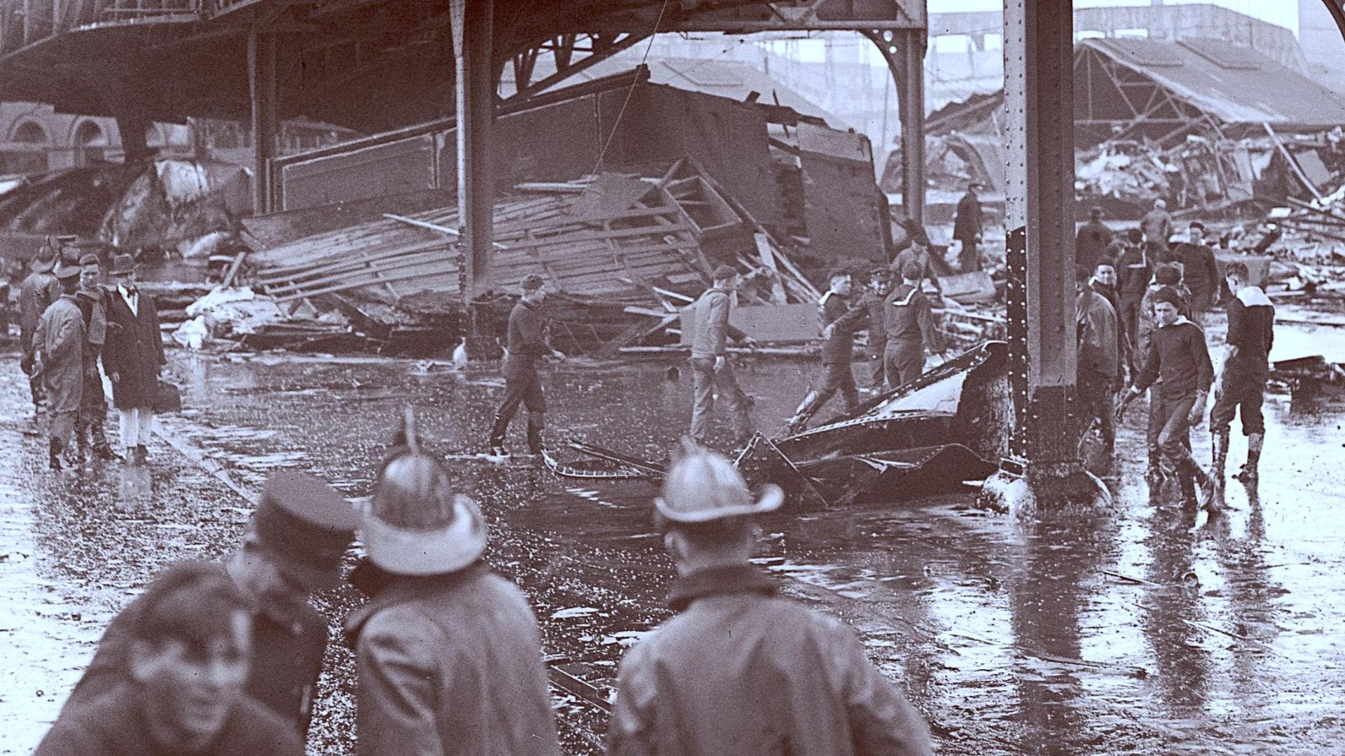 File:GreatMolassesFlood 1919-Wreckage under the elevated tracks.jpg