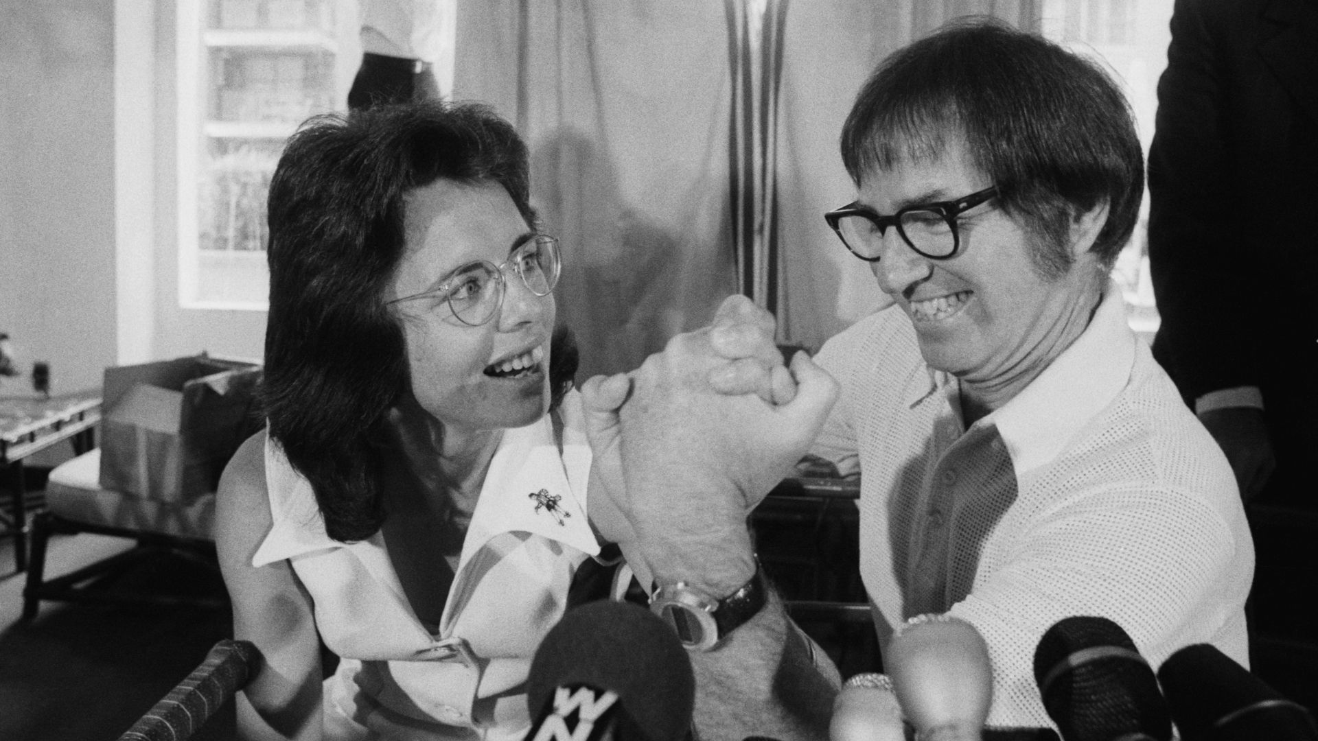 File:Bobby Riggs arm-wrestles Billie Jean King BE082911.jpg