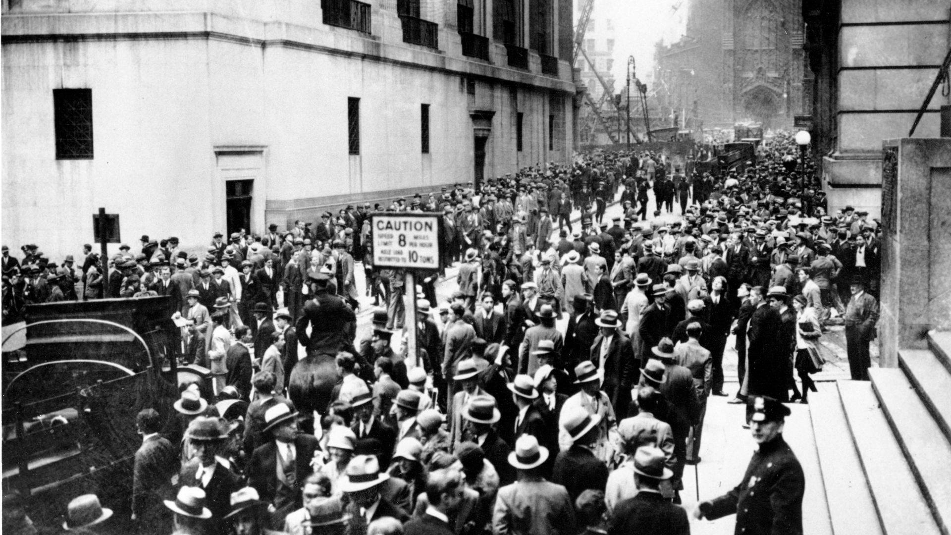 File:Crowds gathering outside New York Stock Exchange.jpg