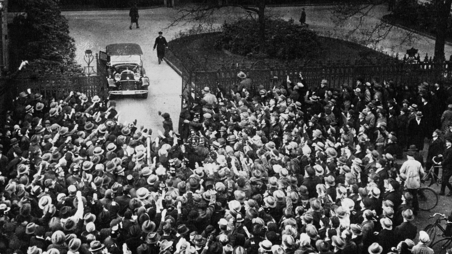 File:Entrevue Hitler-Hindenburg - l'auto dans laquelle se trouve Hitler, sortant du Palais - photographie de presse - Agence Mondial - btv1b90493949.jpg