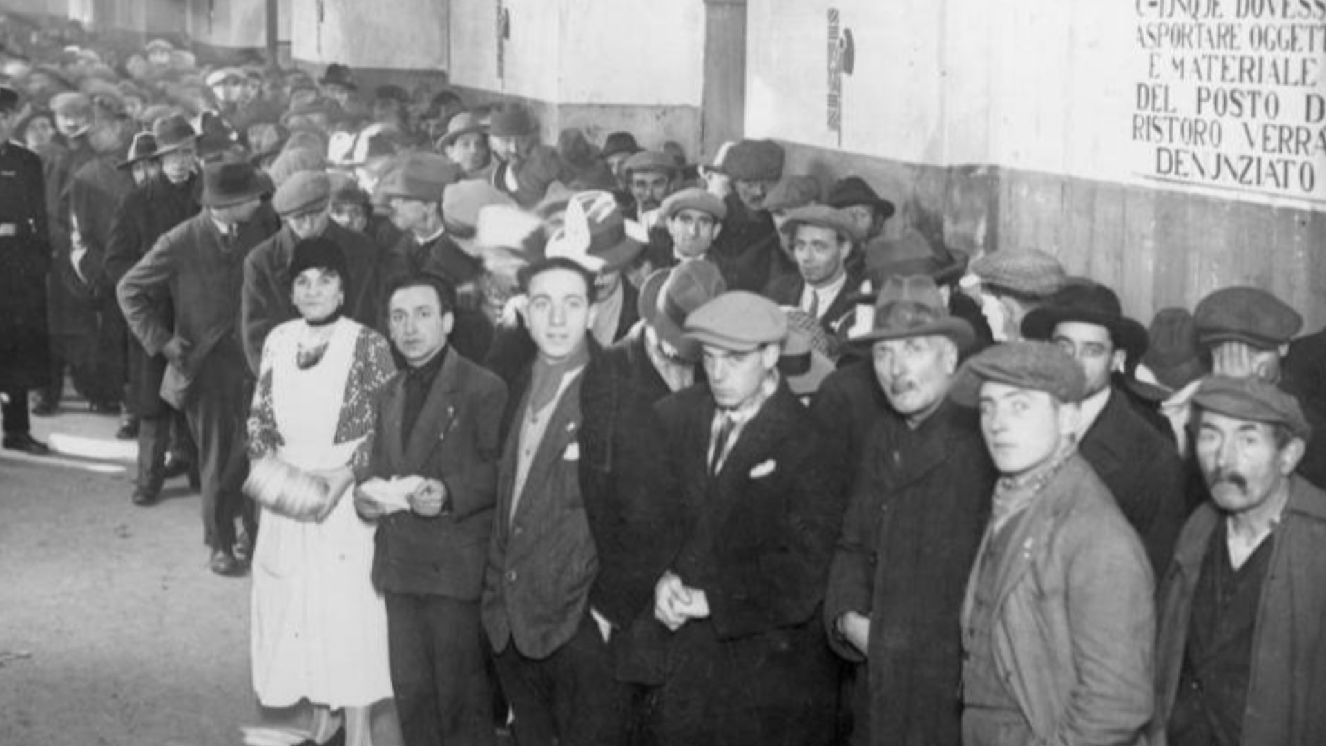 File:Bundesarchiv Bild 102-12509, Italien, Arbeitslose vor Fabrik.jpg