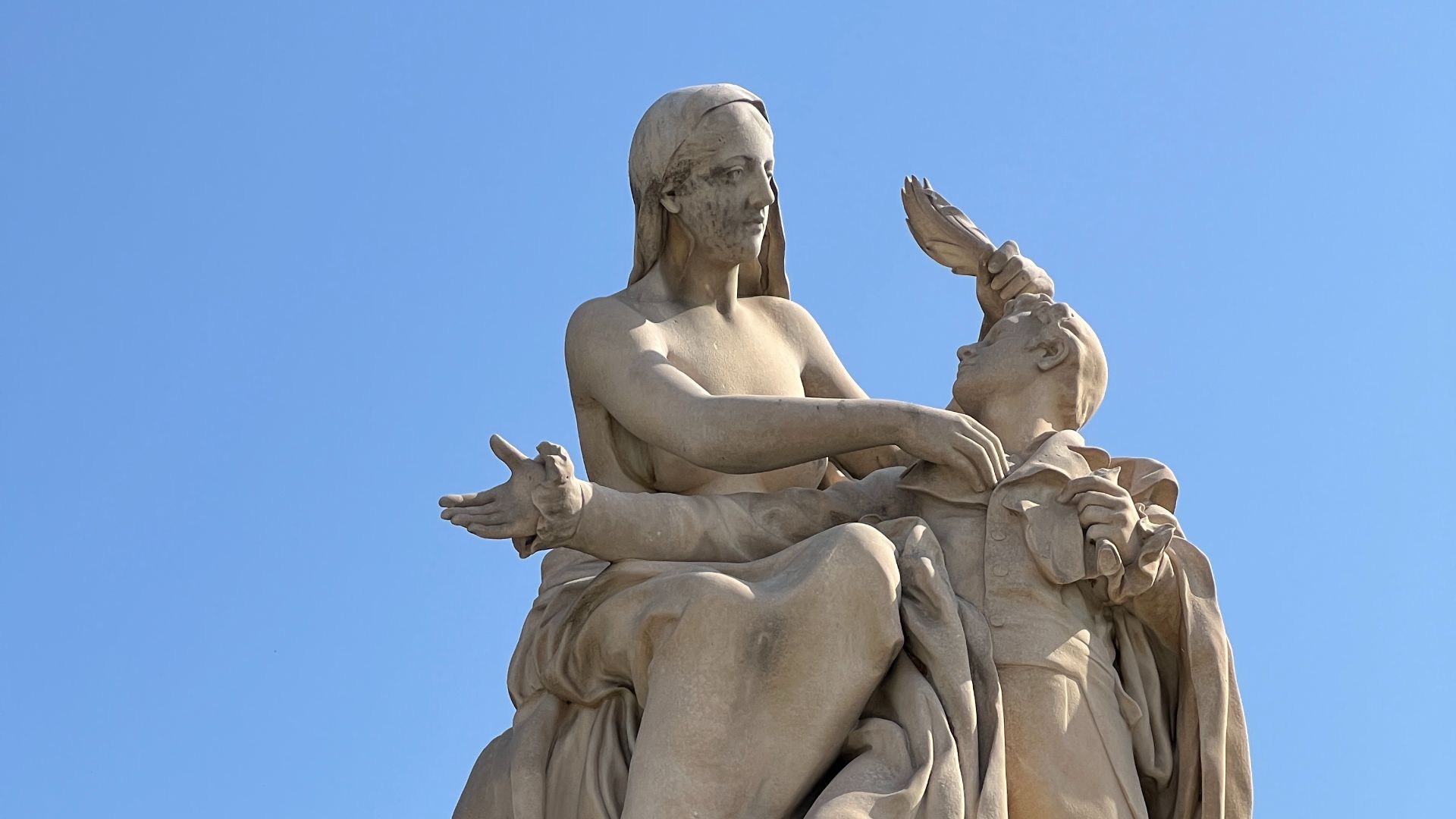 File:Sculpture Grèce Couronne Lord Byron - Athènes (GRA1) - 2022-03-27 - 2.jpg