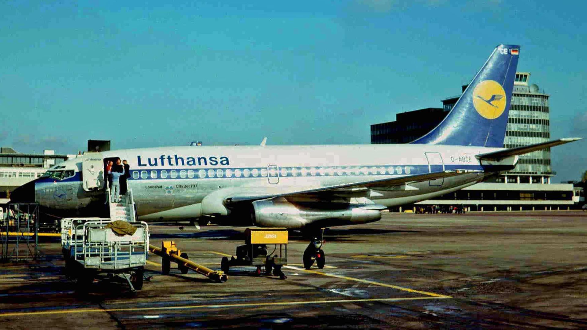 File:D-ABCE B737-230C Lufthansa MAN 24OCT75 (6141698947).jpg