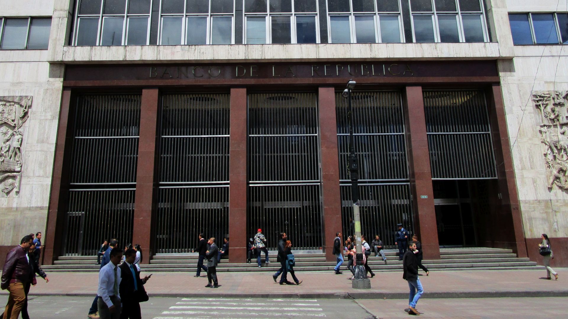 File:Banco de la Republica.jpg