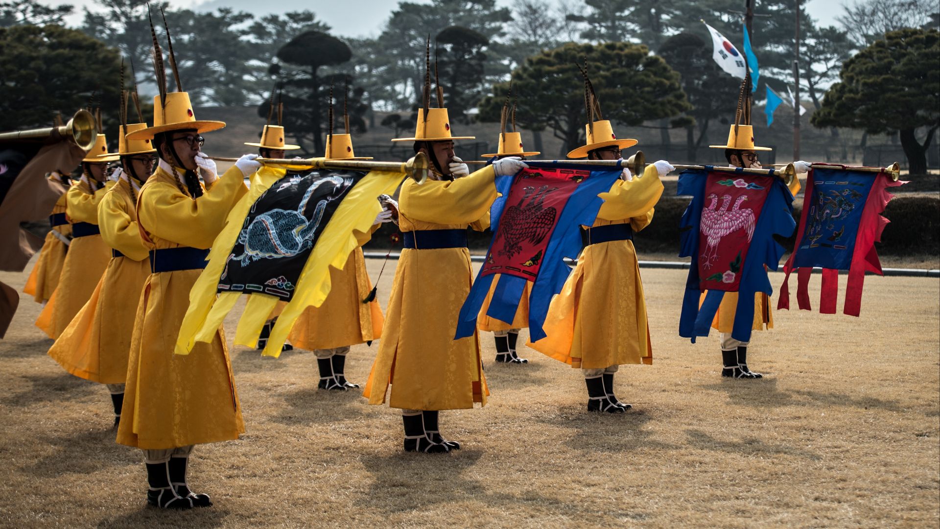 File:South Korean soldiers greet Chief of Staff of the U.S. Army Gen. Raymond T. Odierno, not shown, during a ceremony Feb. 24, 2014, in Seoul-Daejeon, South Korea 140224-A-KH856-623.jpg