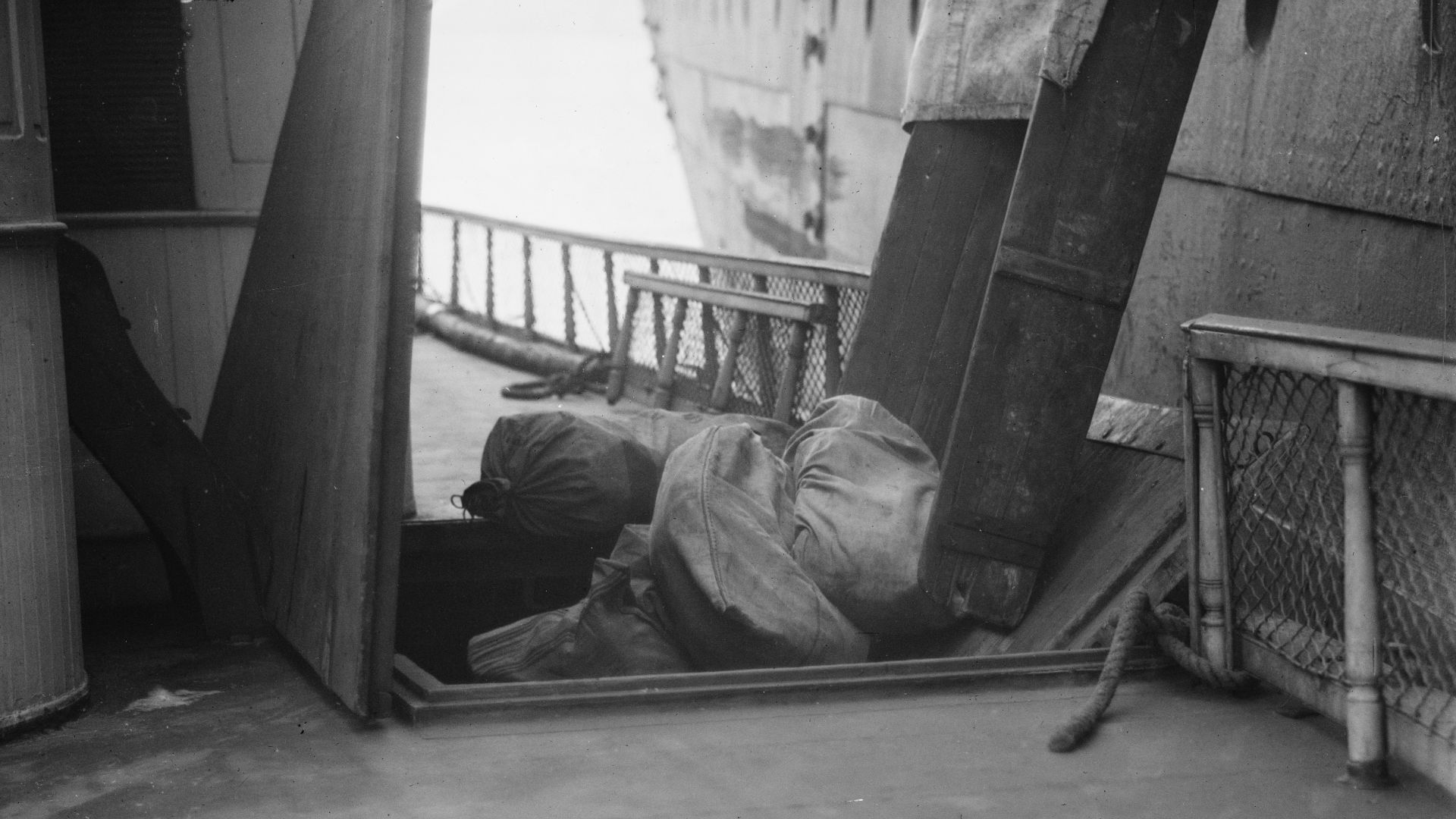 File:Mail received on Post Office boat LCCN2014688921.jpg