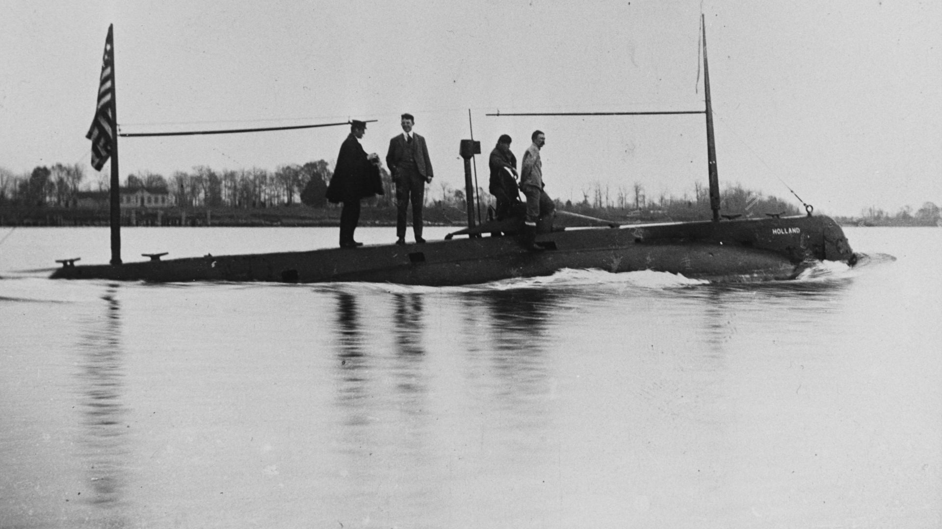 File:USs Holland SS-1 80-G-703837.jpg