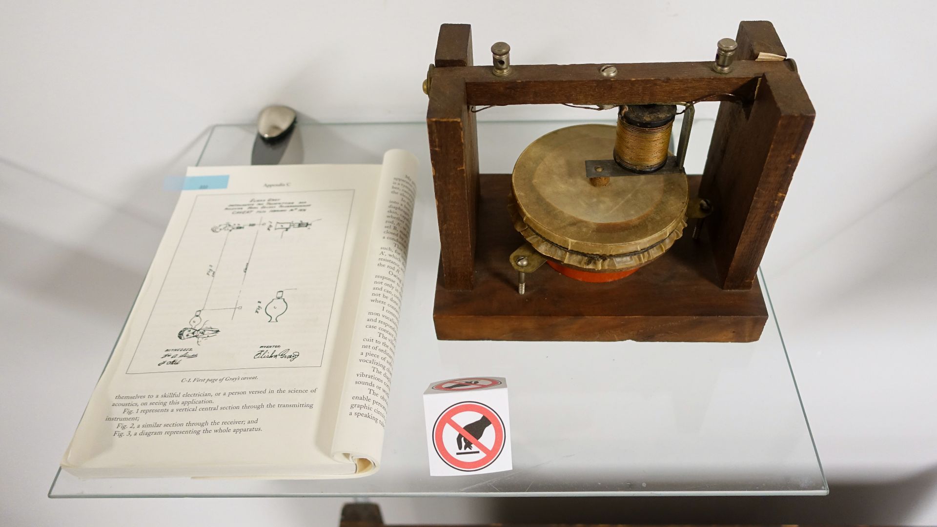 File:Model of Alexander Graham Bell's first telephone, with Elisha Gray caveat - Telephone Museum - Waltham, Massachusetts - DSC08120.jpg