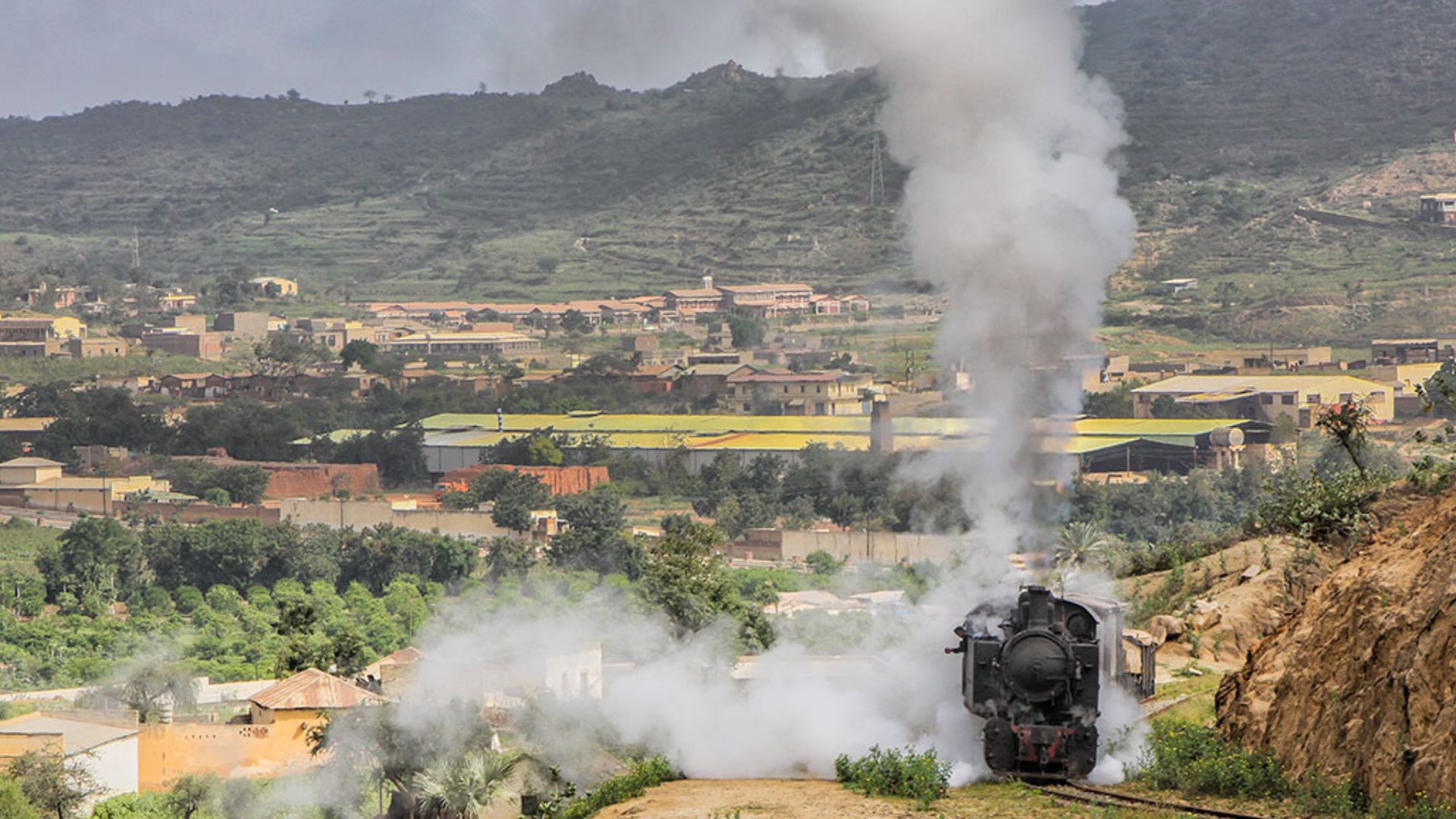 File:Train Asmara Eritrea.jpg