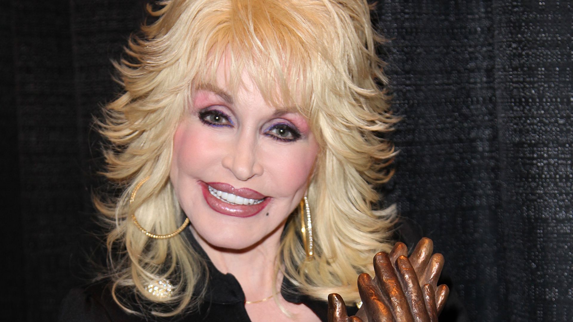File:Dolly Parton accepting Liseberg Applause Award 2010 portrait.jpg