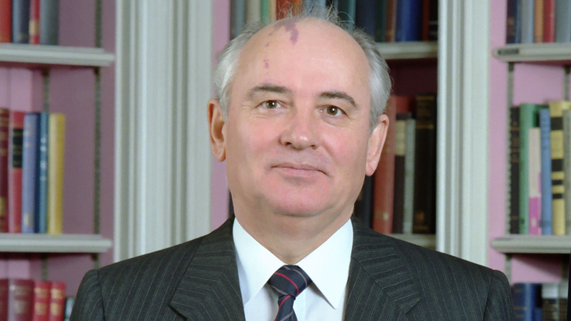 File:President Ronald Reagan and Mikhail Gorbachev in the White House Library.jpg