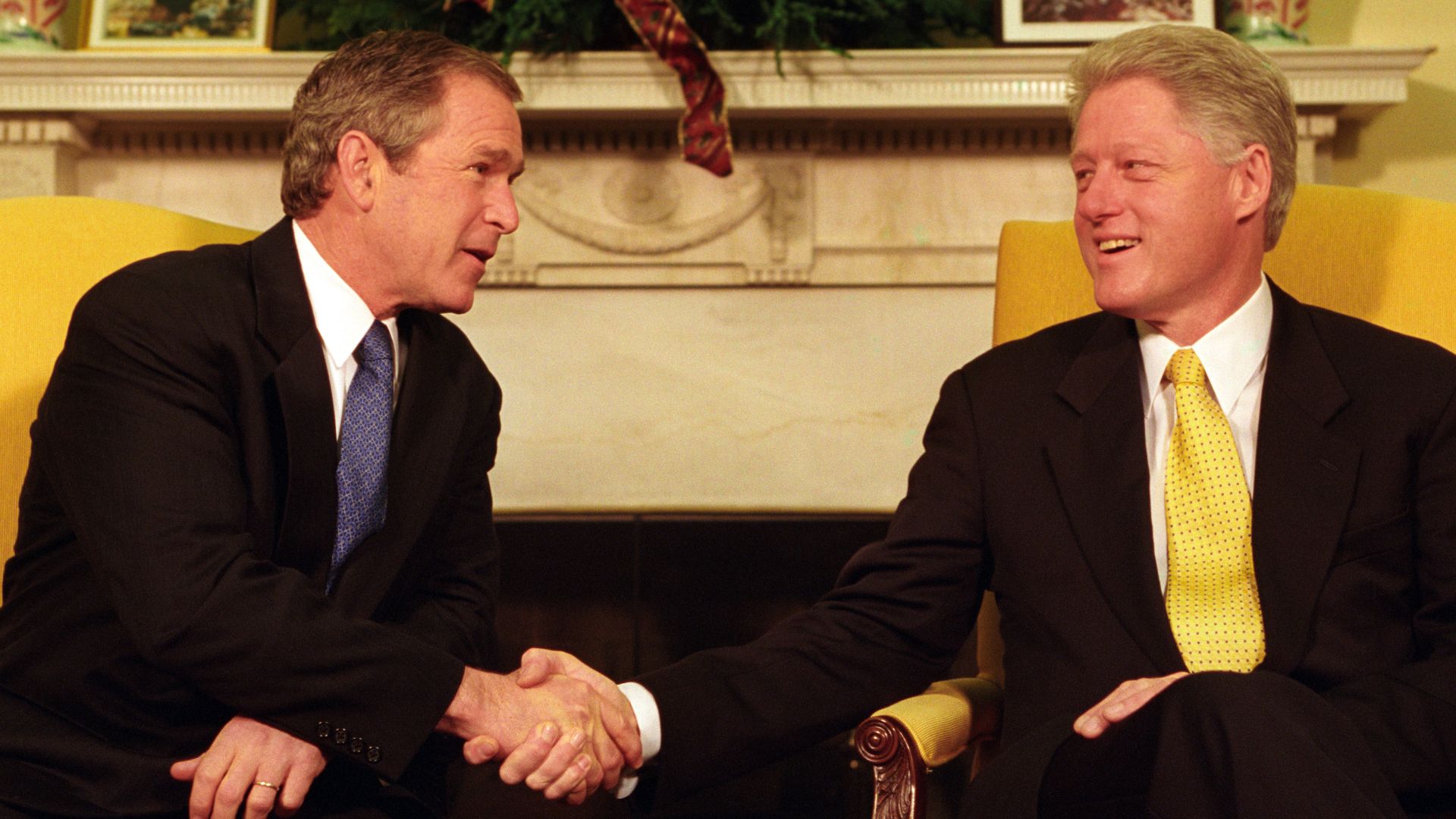 File:President Bill Clinton and President-Elect George W. Bush shake hands during their meeting in the Oval Office (1).jpg