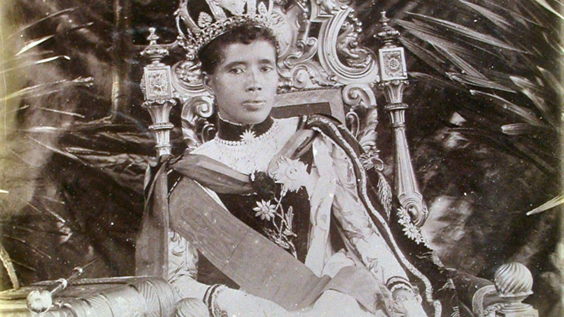 File:Queen Ranavalona III, Antananarivo, Madagascar, ca. 1890.jpg