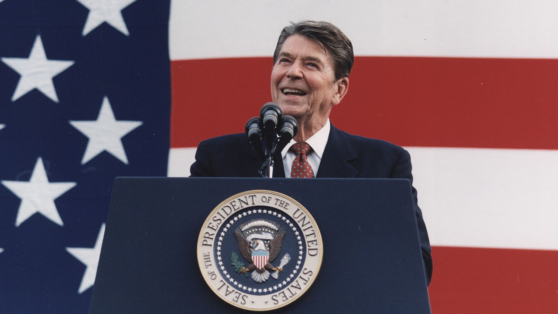 File:Photograph of President Reagan at a Reagan-Bush Rally in New York - NARA - 198556.jpg