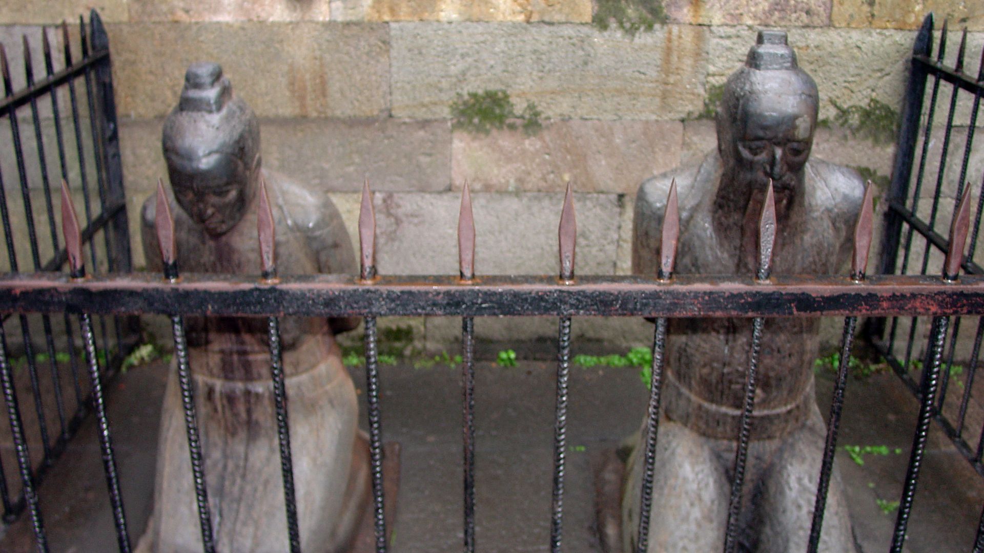 File:Statues of Qin Hui and Lady Wang, Hangzhou 2006 18-05.jpg