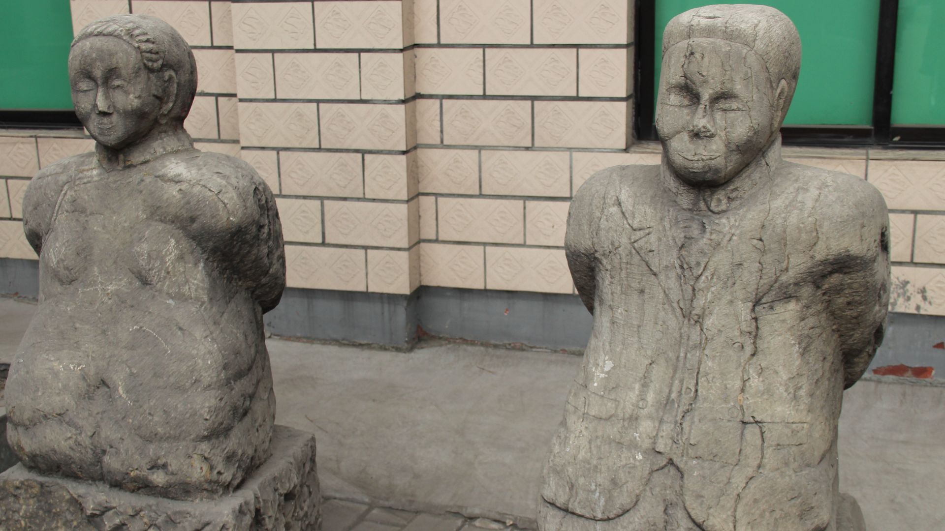 File:Statues of Wang Jingwei and Wife, Considered Traitors for Collaborating with Japanese in World War II.jpg