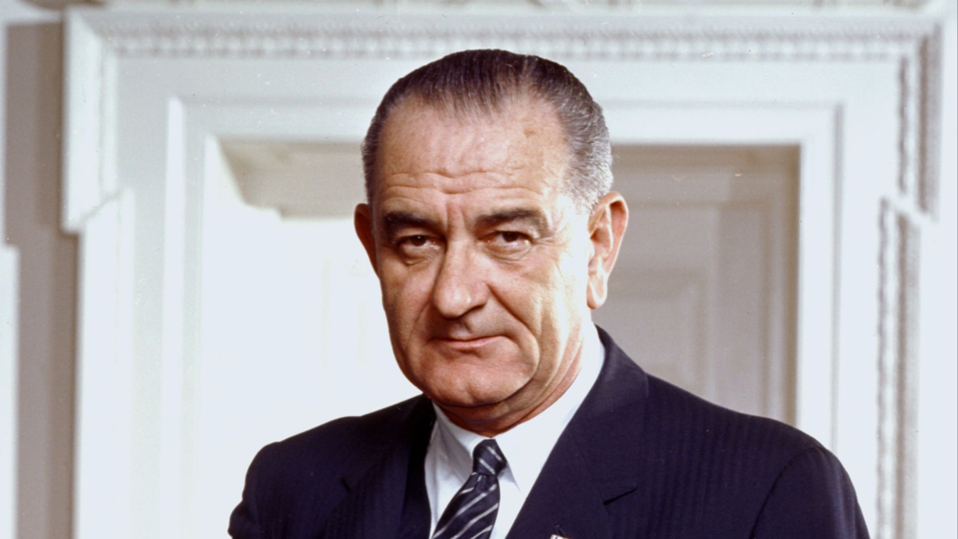 File:Lyndon B. Johnson, photo portrait, leaning on chair, color cropped.jpg