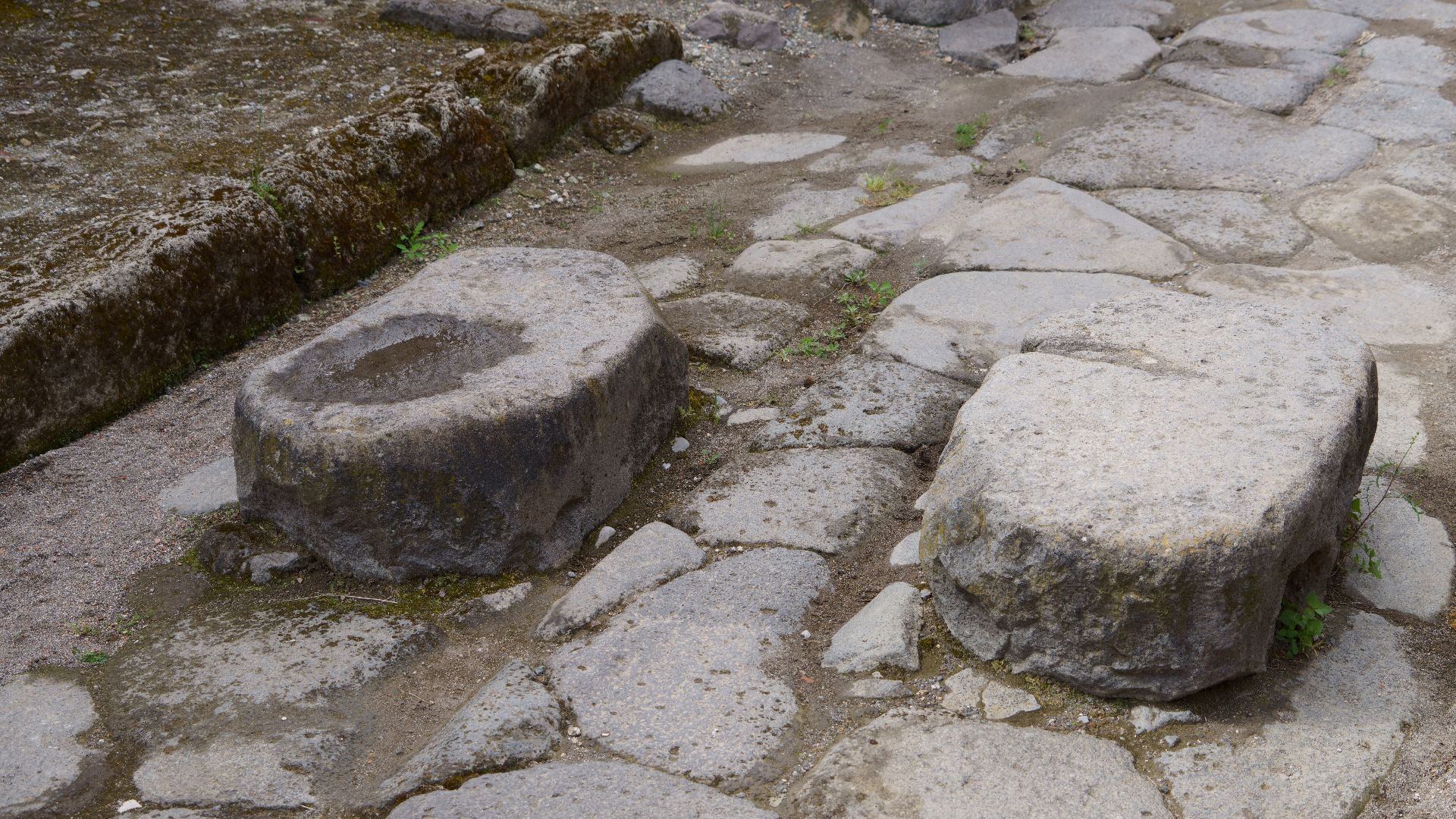 File:Stones on Via di Castricio (Pompeii).jpg