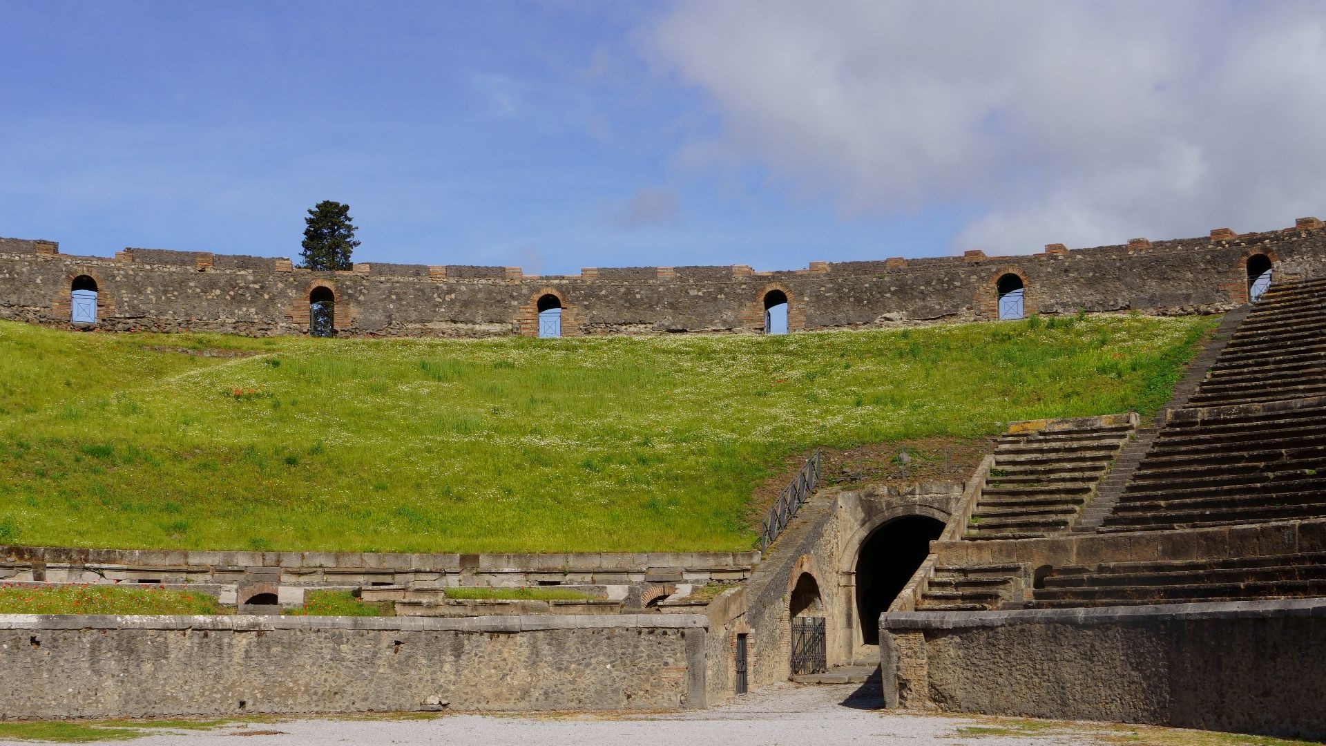 File:Amphitheatre (Pompeii) - Arena inside.jpg