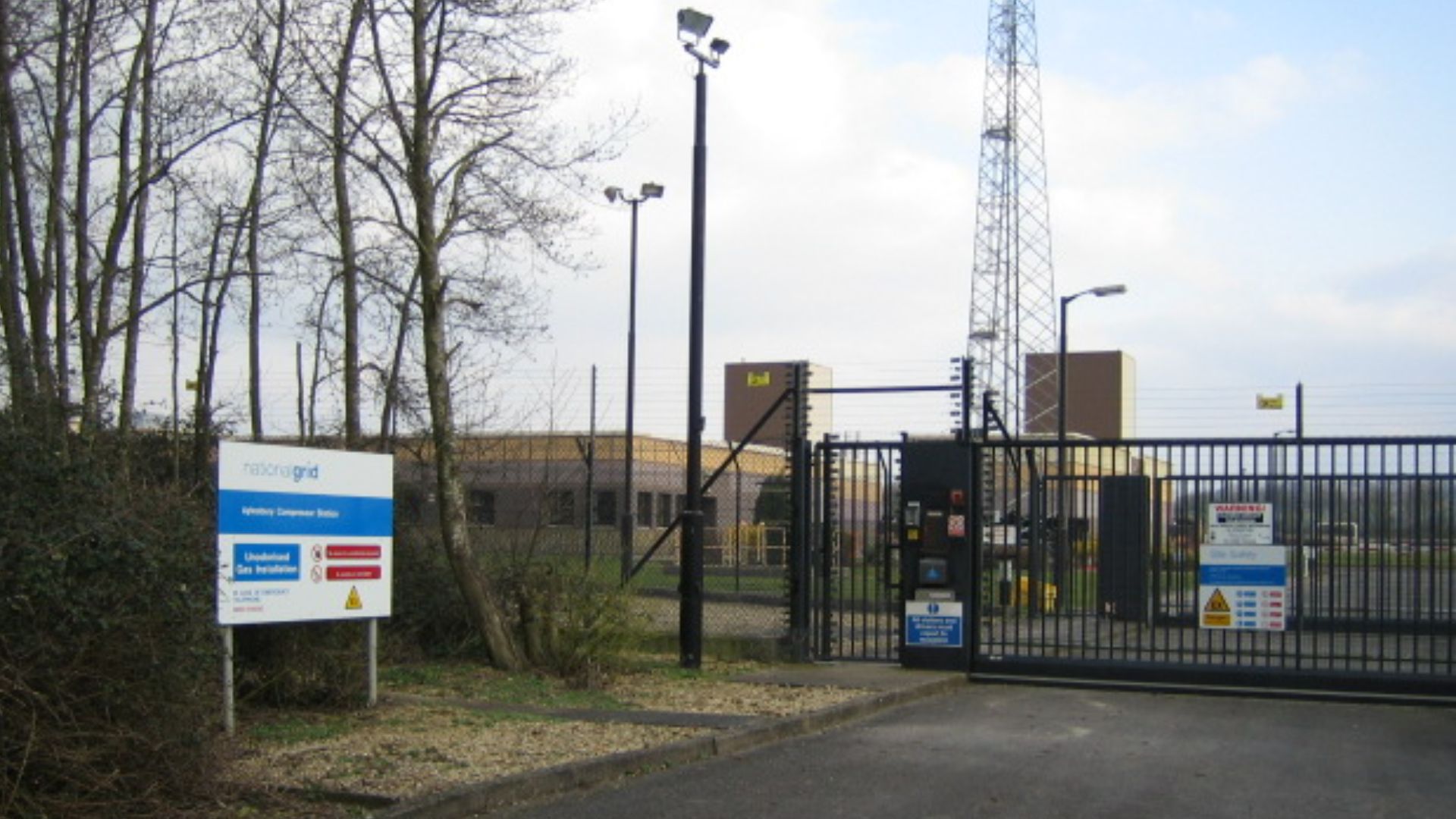 File:National Grid station 2 - geograph.org.uk - 935472.jpg