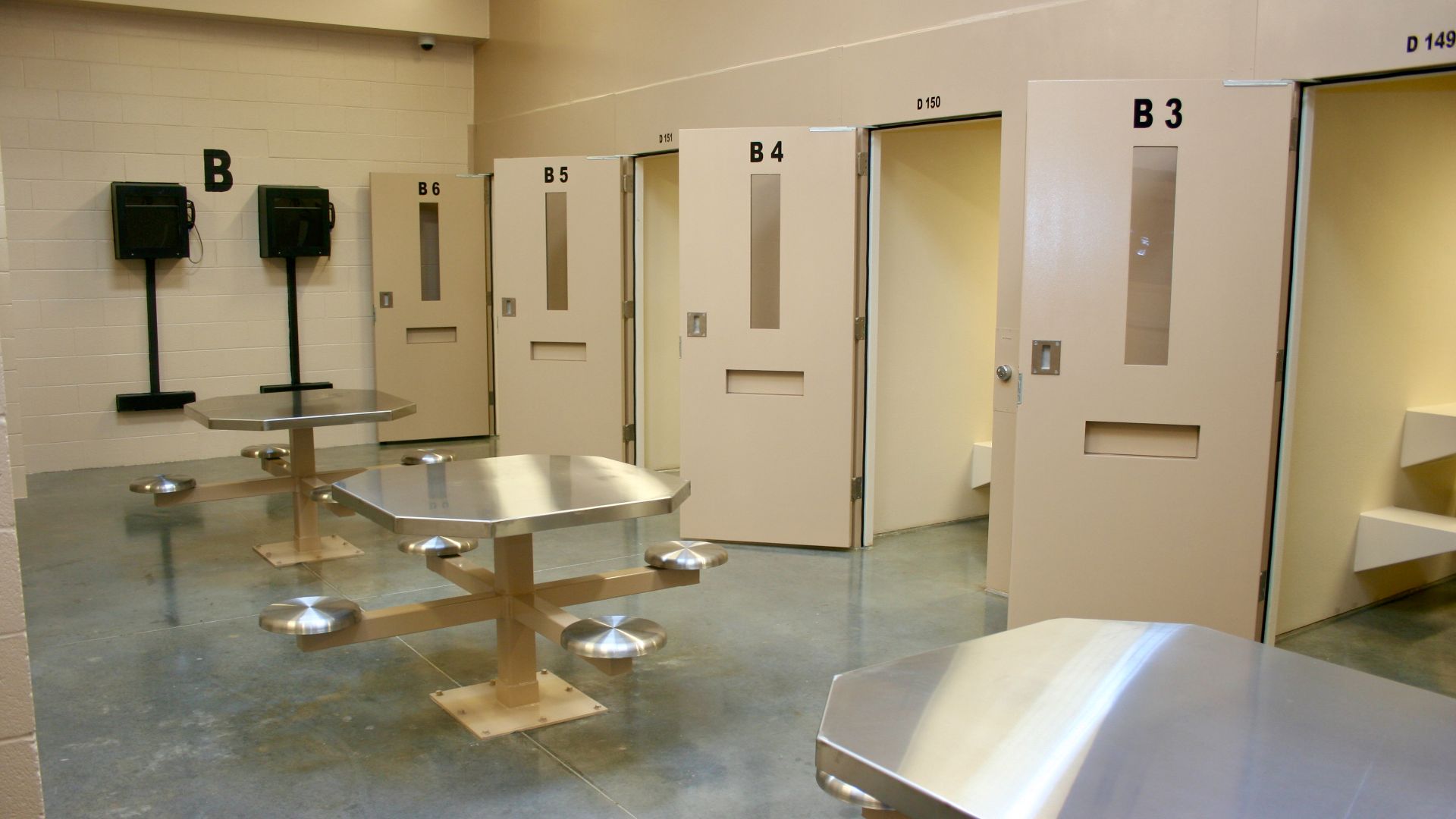 File:Cells at a prison or jail in the United States.jpg