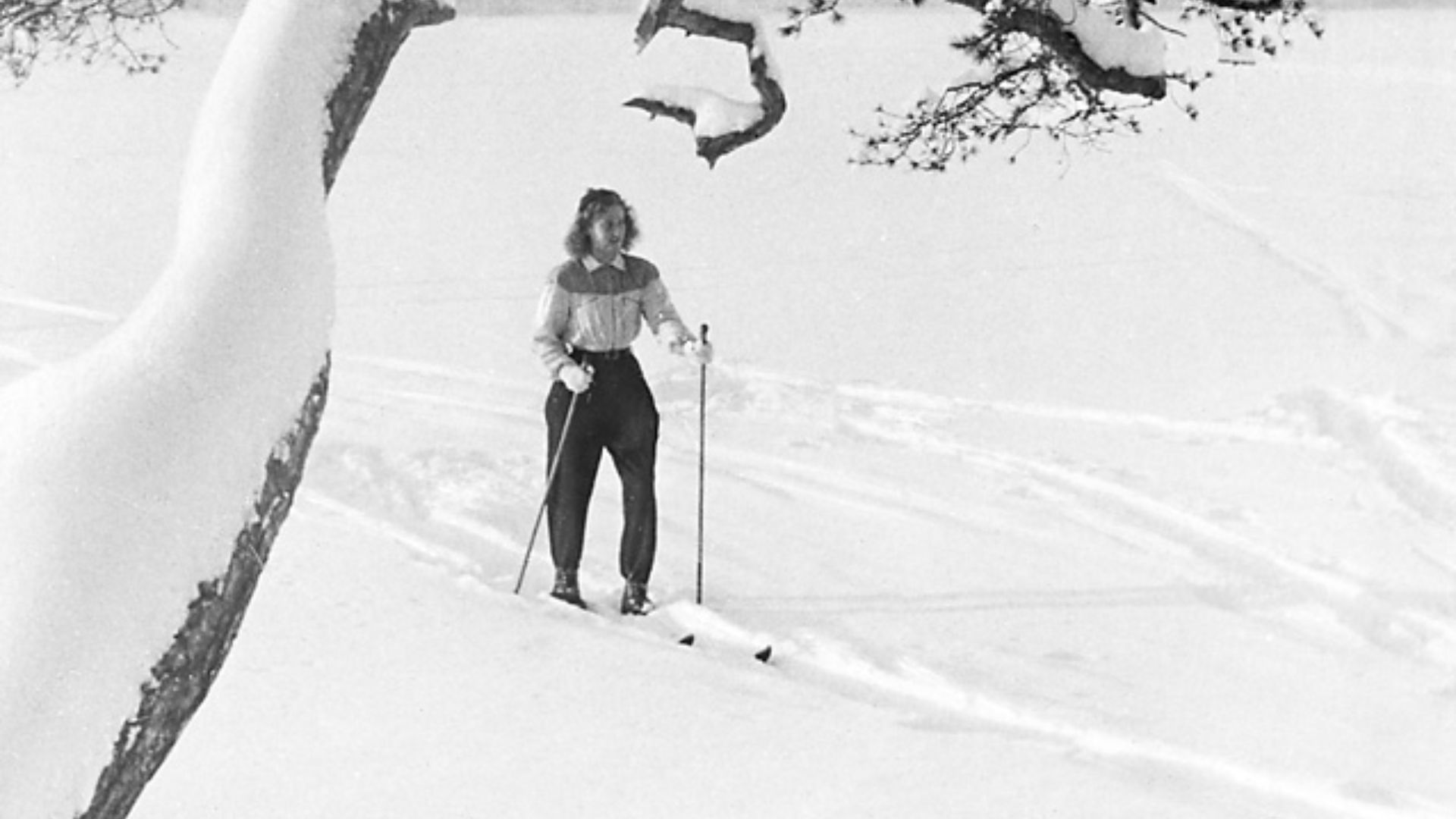 File:Skiing on lake Storsjön, Östersund, Jämtland, Sweden (10974905176).jpg