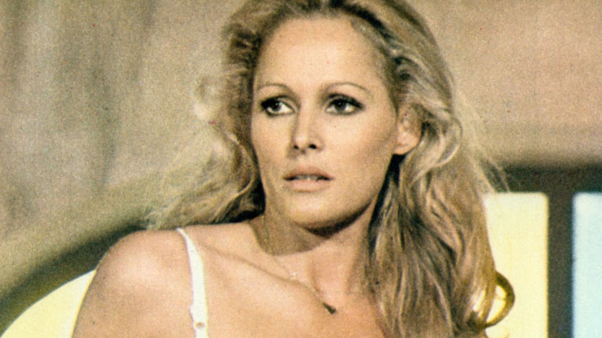 File:Colpo in canna (1975) - Ursula Andress.jpg