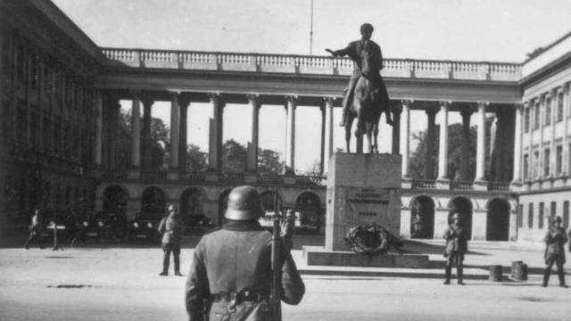 File:German Partol in Warsaw (1940s).jpg