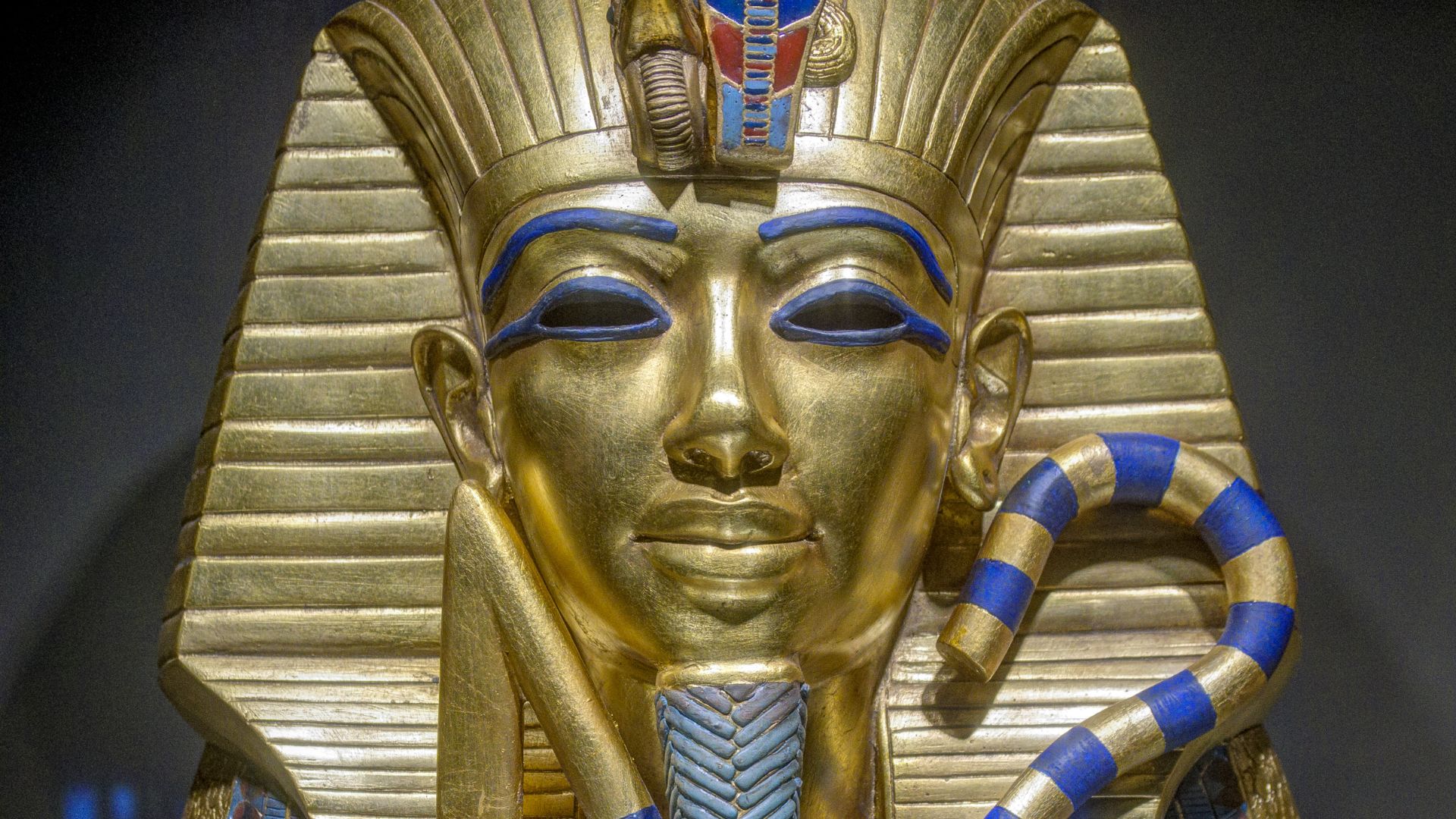 File:Replica sarcophagus of Tutankhamun.jpg