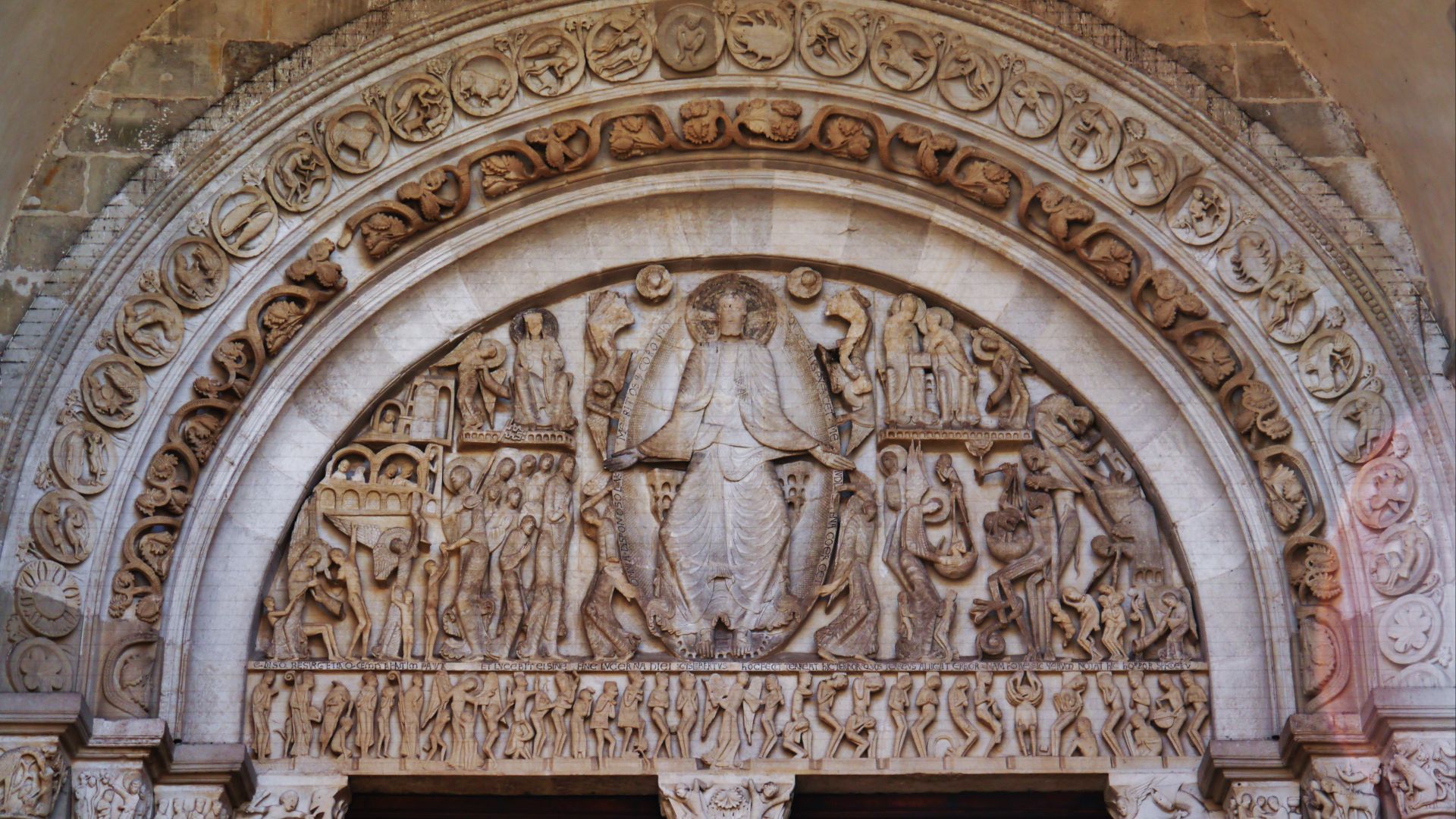 File:Autun Cathédrale St. Lazare Portal Tympanon.jpg