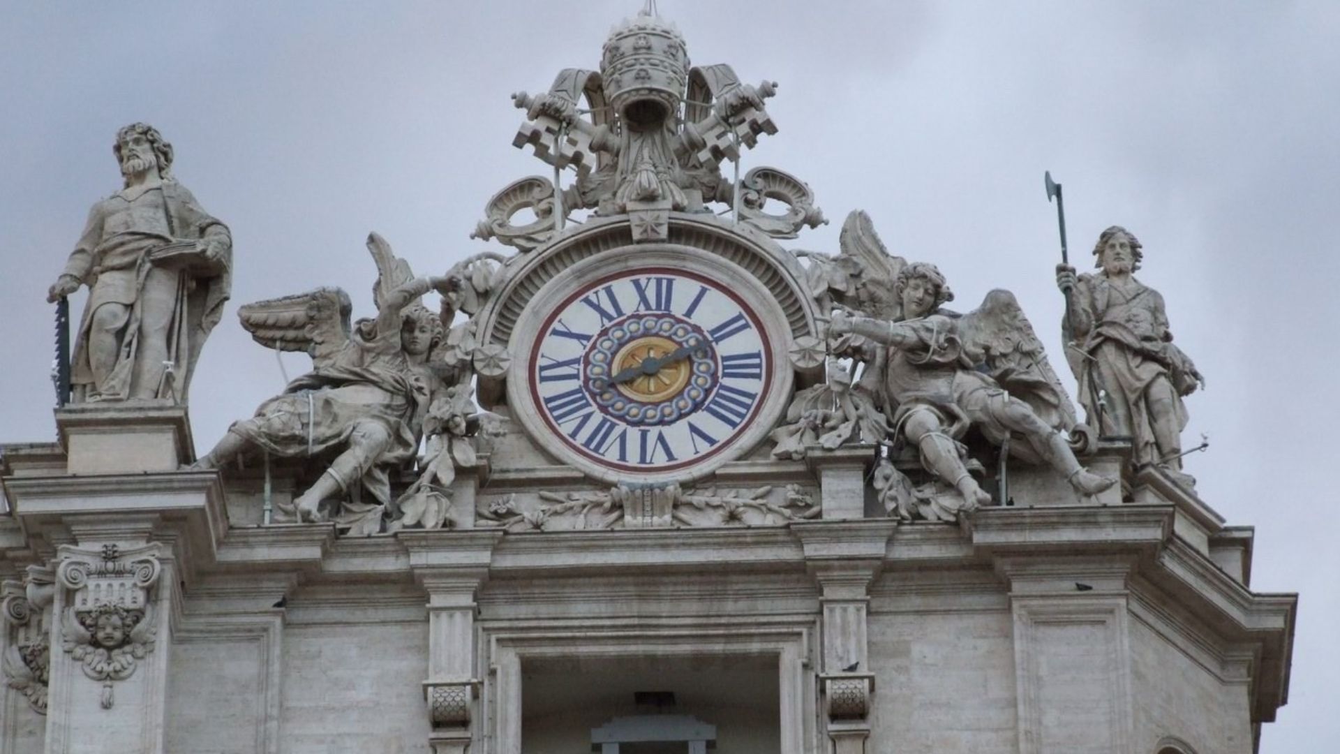 File:Vaticano-Roma, angolo sinistro della facciata di San Pietro, con orologio e campane.jpg