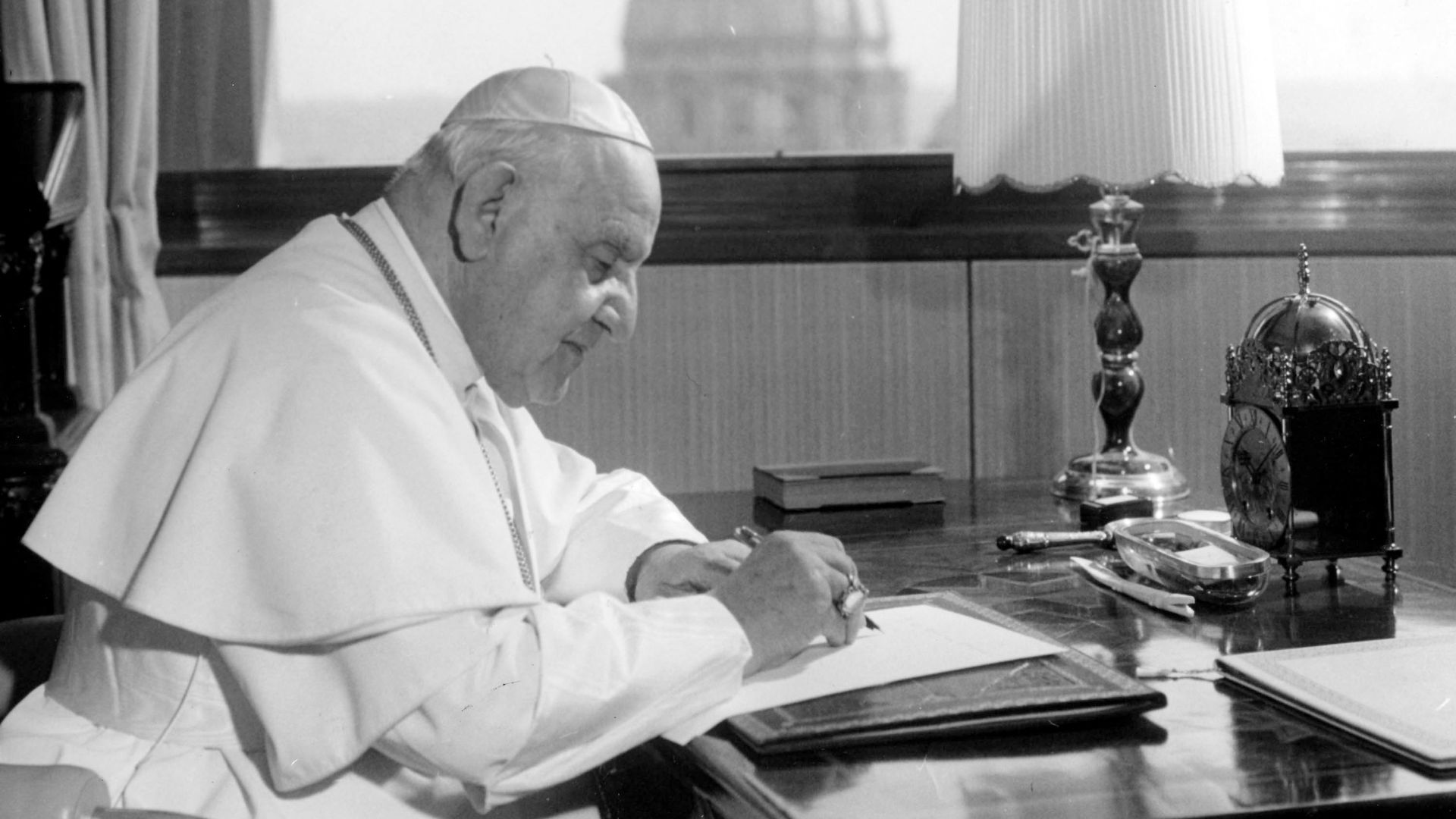 File:Pope John XXIII in his study.jpg