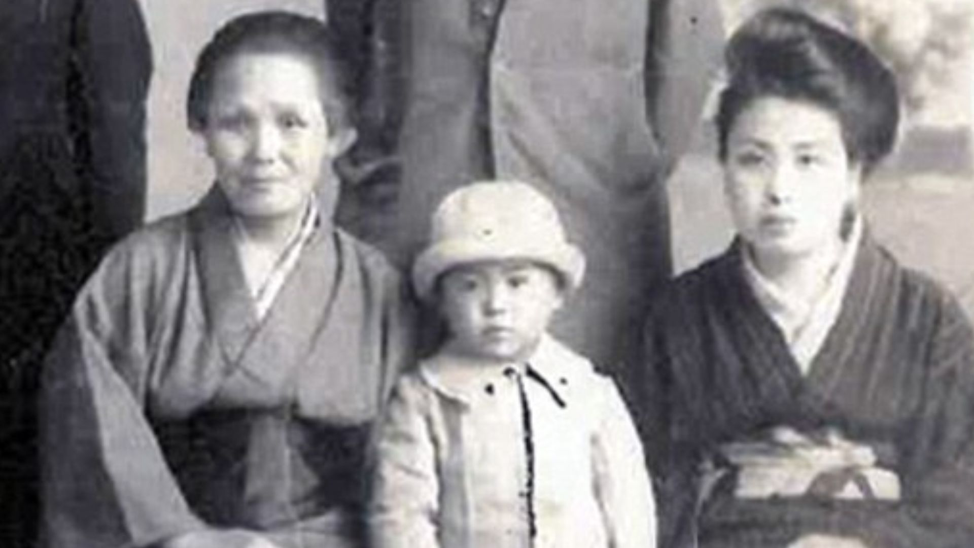 File:Chiyo Miyako and family.jpg