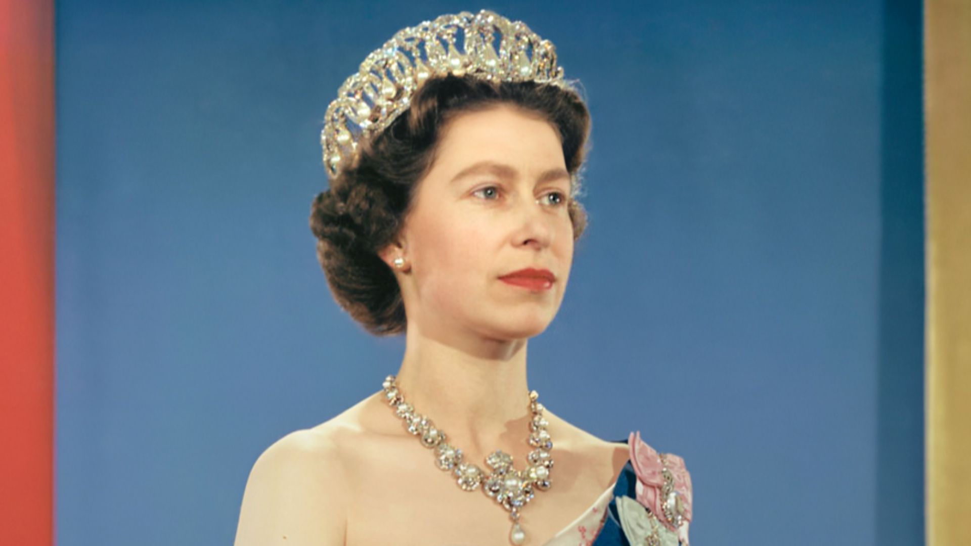 File:Queen Elizabeth II official portrait for 1959 tour (retouched).jpg