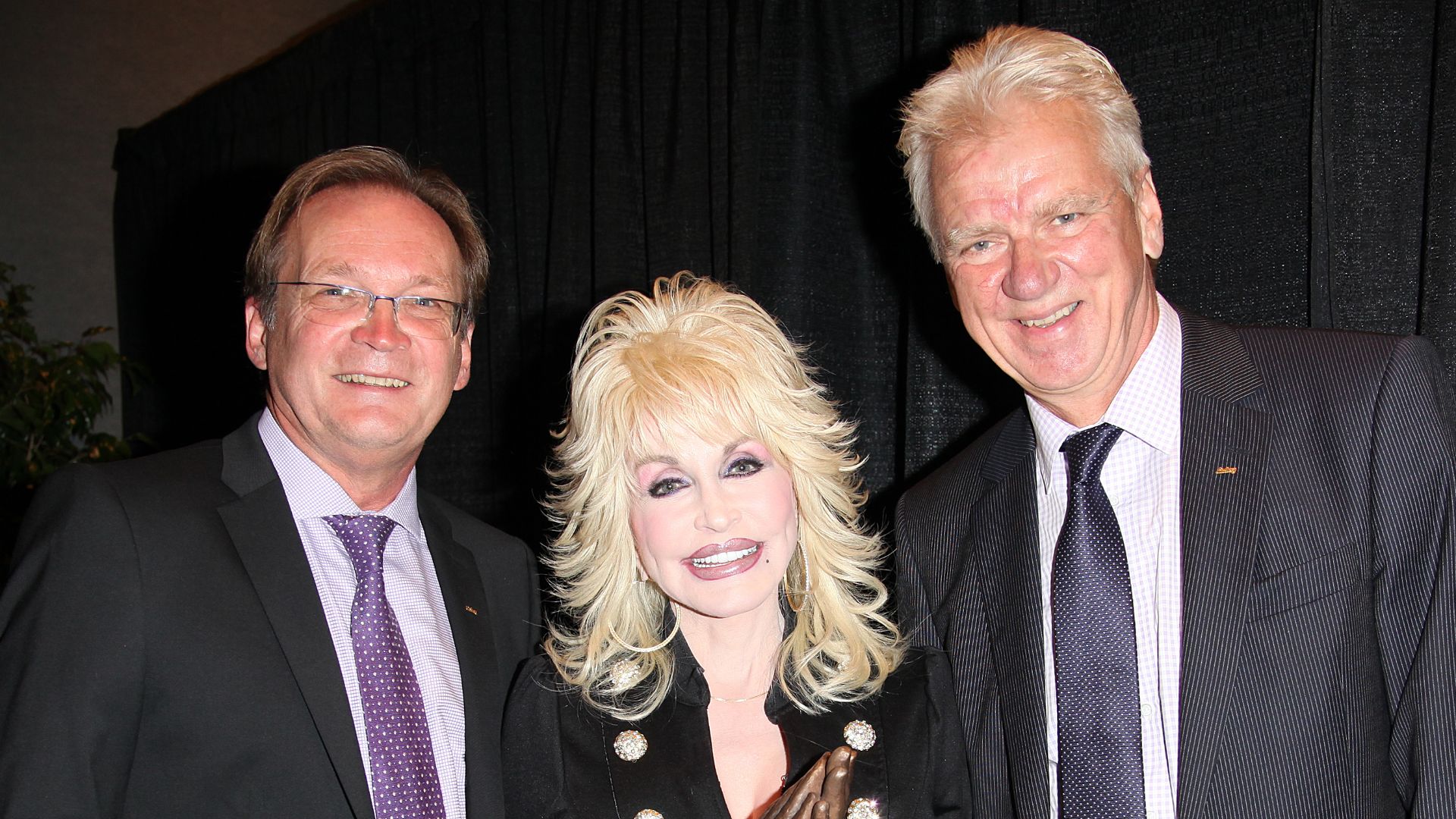 File:Dolly Parton accepting Liseberg Applause Award 2010 landscape.jpg